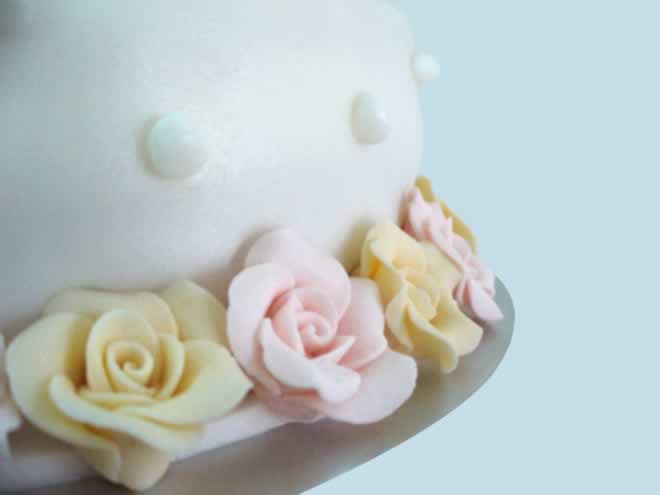 How to Decorate the Cake Table