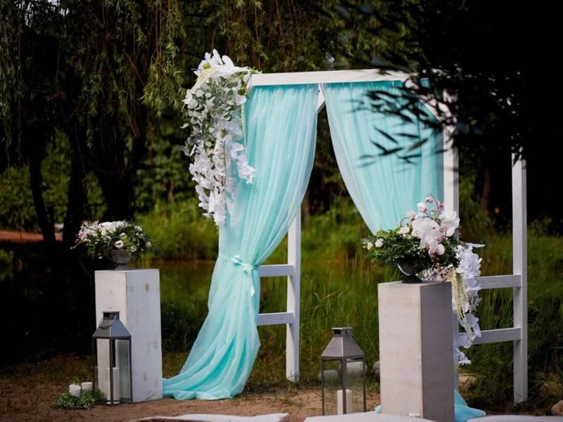 Vow Renewal Ceremony Backdrop with Arch