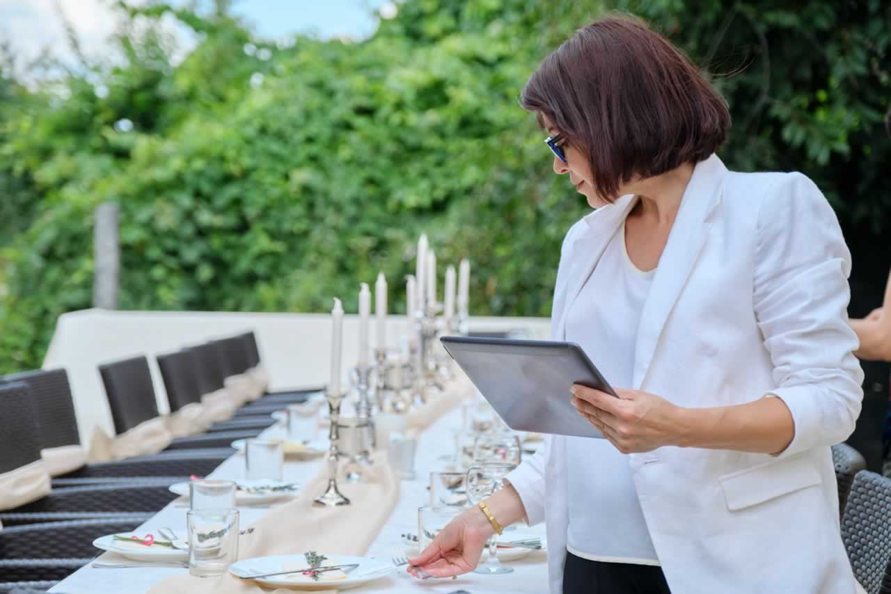 How to Hire Vendors for Your Vow Renewal