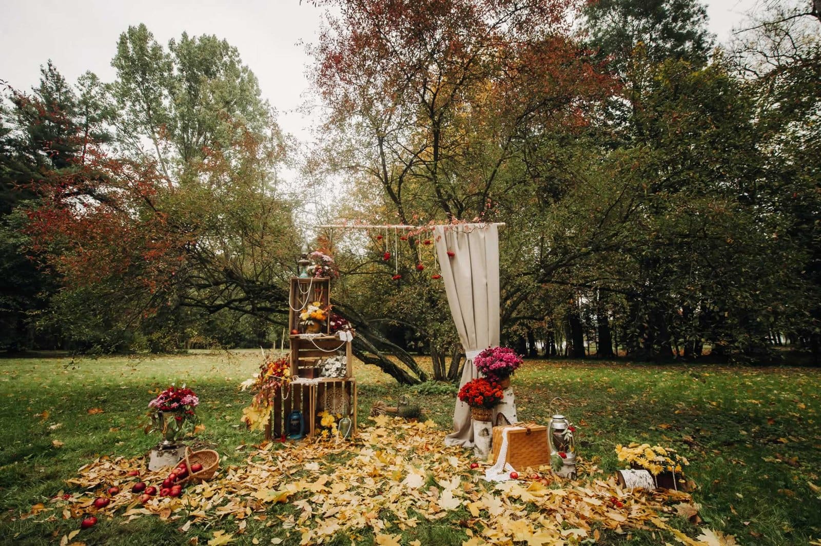 Rustic and Natural DIY Ceremony Backdrop Ideas