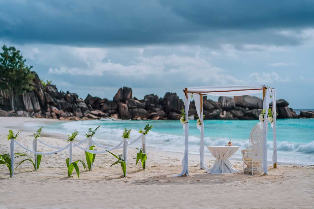 Beach-Friendly Decor Ideas: Enhance Your Seaside Ceremony with Elegant, Natural Touches