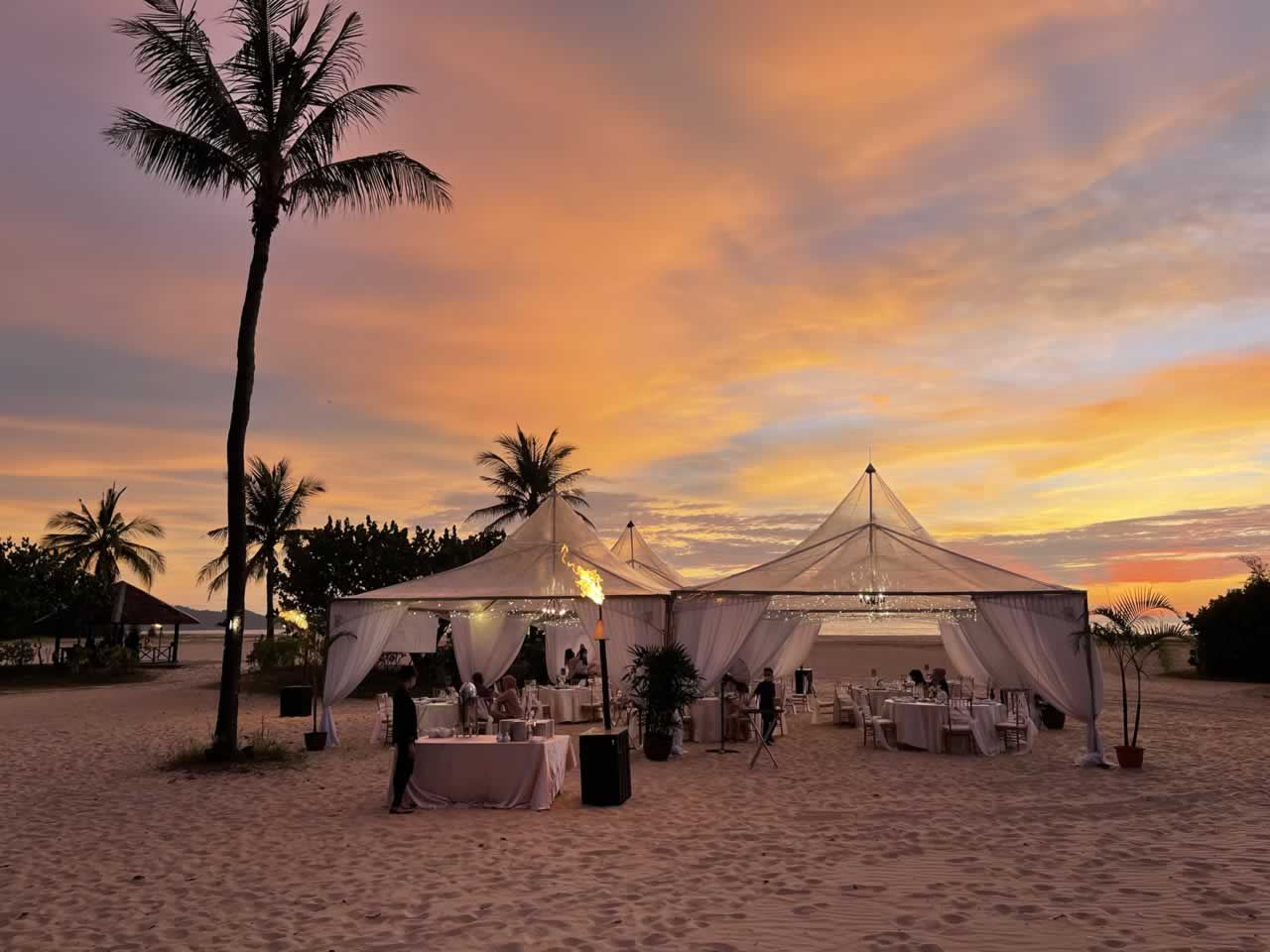 sunset-wedding-on-the-beach-2023-11-27-04-59-27-utc-s Reception by the Sea: Creative Ideas for Hosting a Memorable Beachside Reception